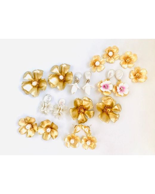 The Pink Reef White Small Double Golden Flower With Pearl Earrings