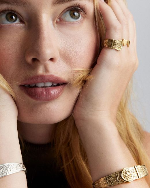 Déclarer Metallic Buckle Cuff