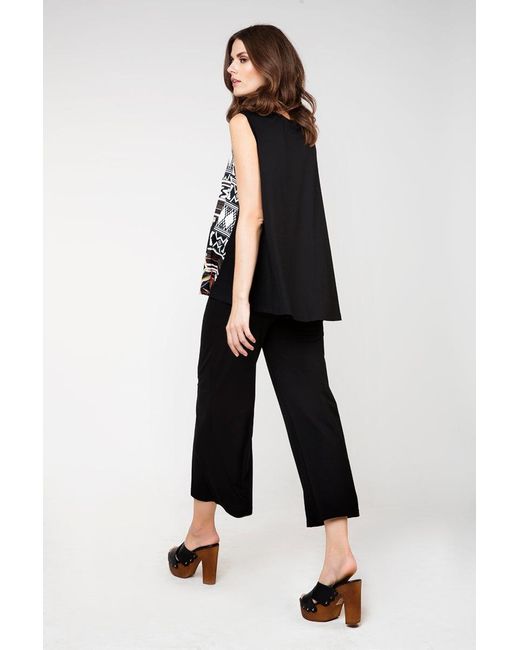 Conquista Black Sleeveless Jungle Print Top