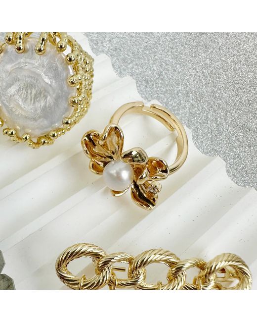 Farra Metallic Flower Setting With Freshwater Pearls Ring