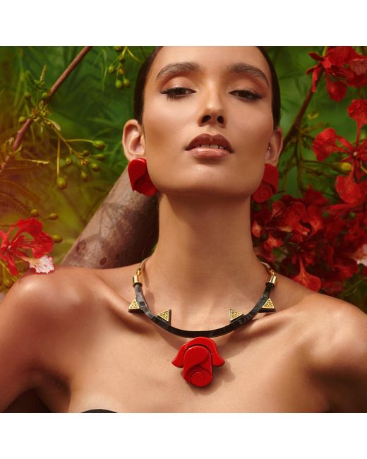 Gissa Bicalho White Handmade Acrylic Necklace Chocker Rose
