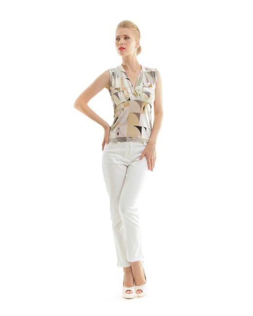 Conquista White V Neck Print Top