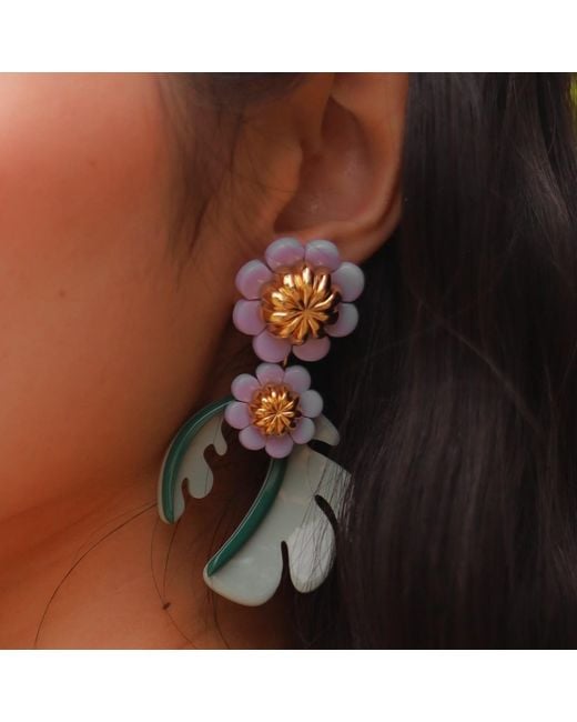 Gissa Bicalho White Handmade Acrylic Earring Cosmos Flower Avocate