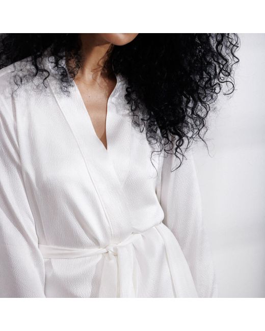 Vimissia White Bubble Silk Short Robe