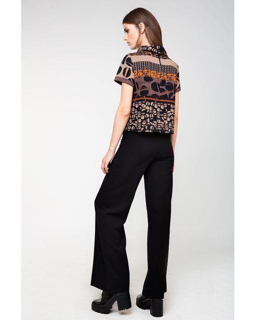 Conquista Brown Short Sleeve Winter Print Top