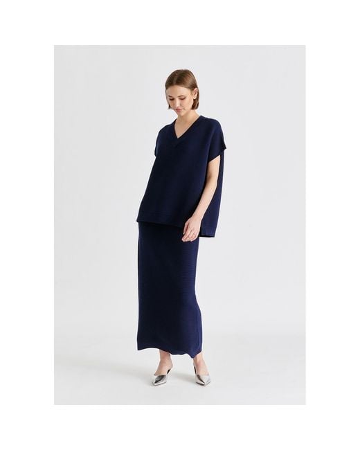 Paisie Blue V-Neck Sleeveless Ribbed Jumper