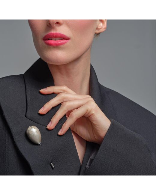 Saule Label White Nova Lapel Pin