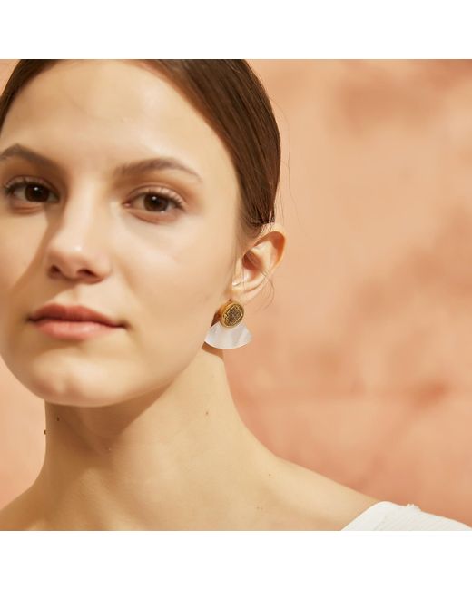 Aurozia Metallic Three Charms Venus Bound/ Plated The Endless Love Knot Fan-Shaped Mother-Of-Pearl Ear Clips