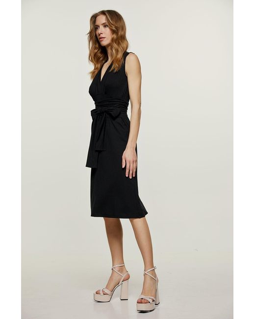Conquista Black Sleeveless Empire Line Dress