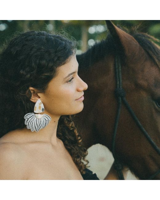Babaloo Metallic Venus Dangle With Gineau Fan