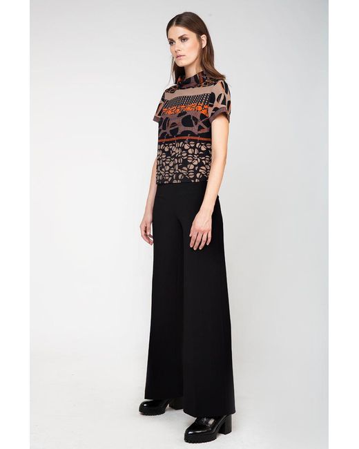 Conquista Brown Short Sleeve Winter Print Top