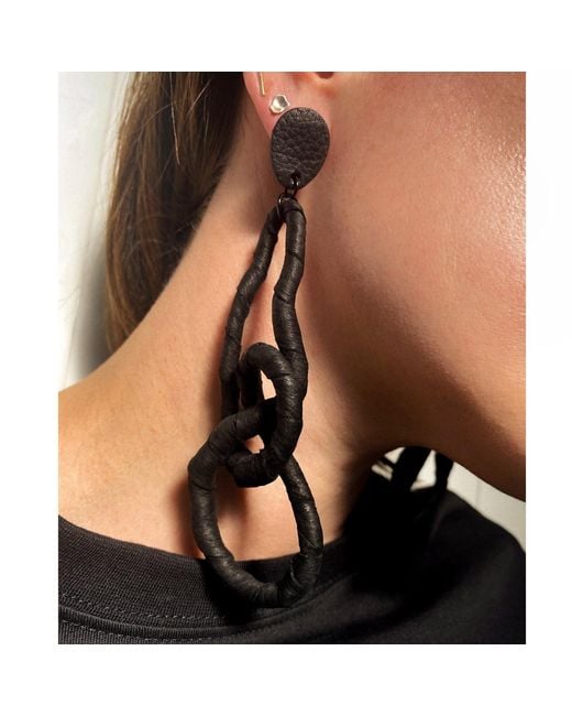WAIWAI Black Flexi Dangle Earrings