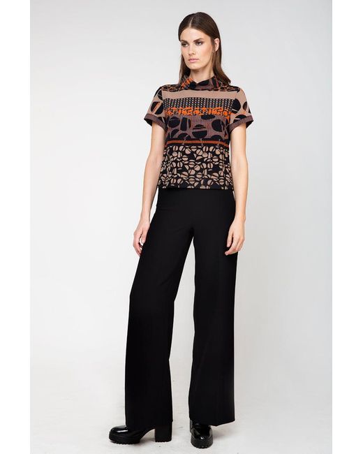 Conquista Brown Short Sleeve Winter Print Top