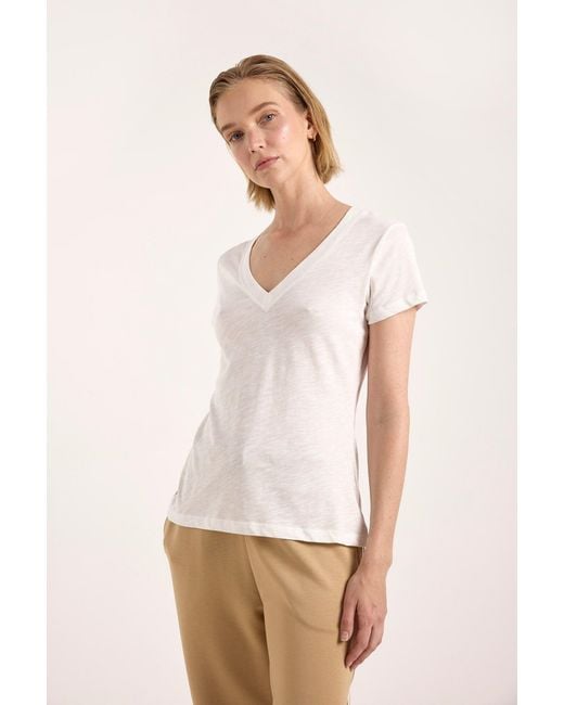Brodie Cashmere White Relaxed Fit V Neck Tee