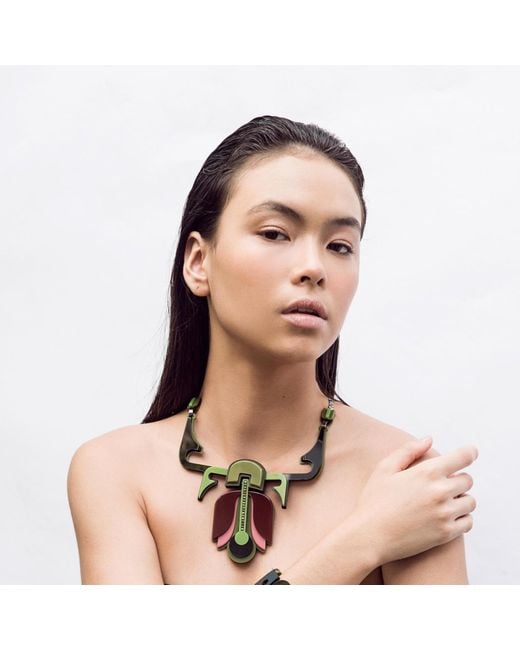Gissa Bicalho Metallic Acrylic Handmade Necklace Short Tulip Topaz
