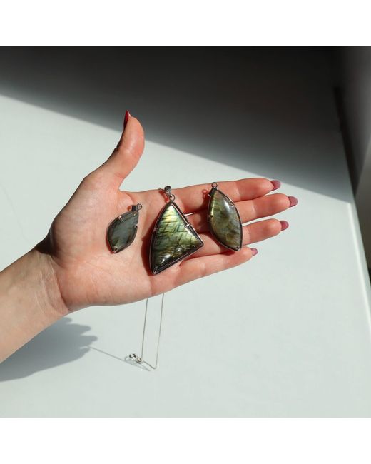 Mineralgems•Studio Multicolor Iridescent Labradorite Pendant With Sterling Chain