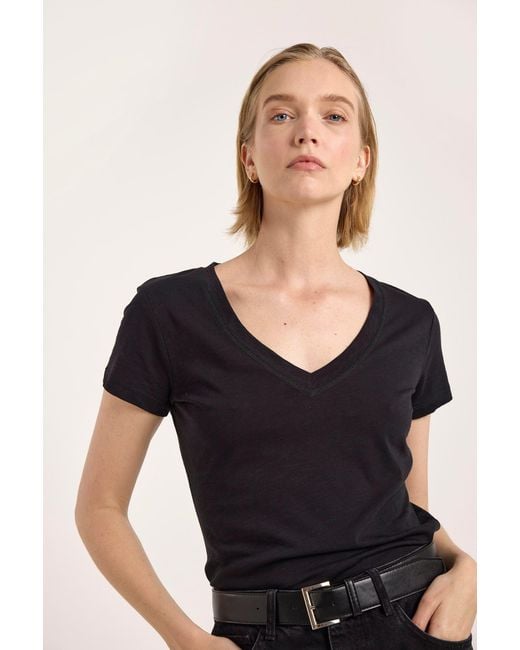 Brodie Cashmere Black Relaxed Fit V Neck Tee