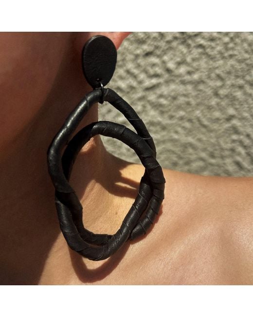 WAIWAI Black Flexi Dangle Earrings