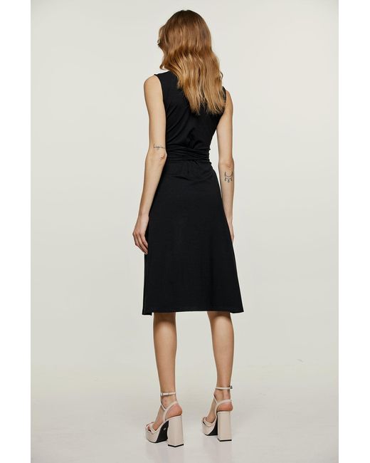 Conquista Black Sleeveless Empire Line Dress