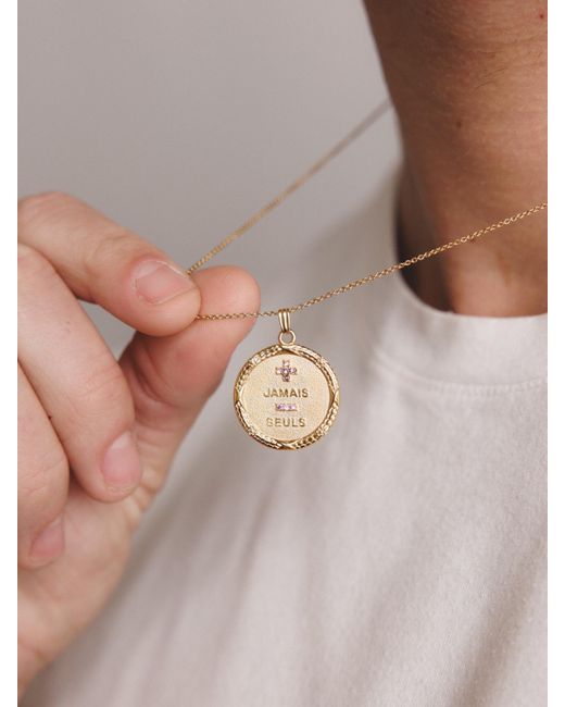 Déclarer Metallic Jamais Seuls Pendant