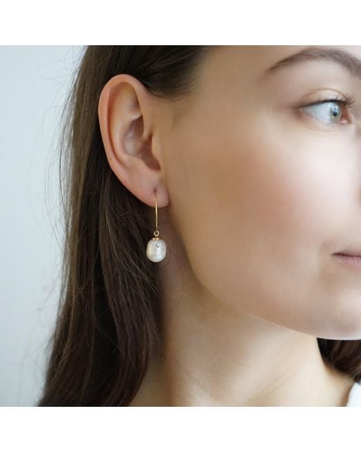 Smilla Brav Metallic Dainty Pearl Earrings Greta