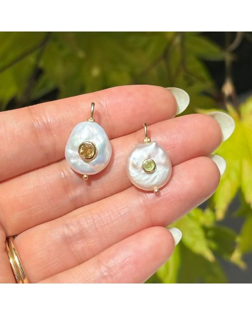 KAMARIA White Pearl Coin Pendant With Inlay Stone
