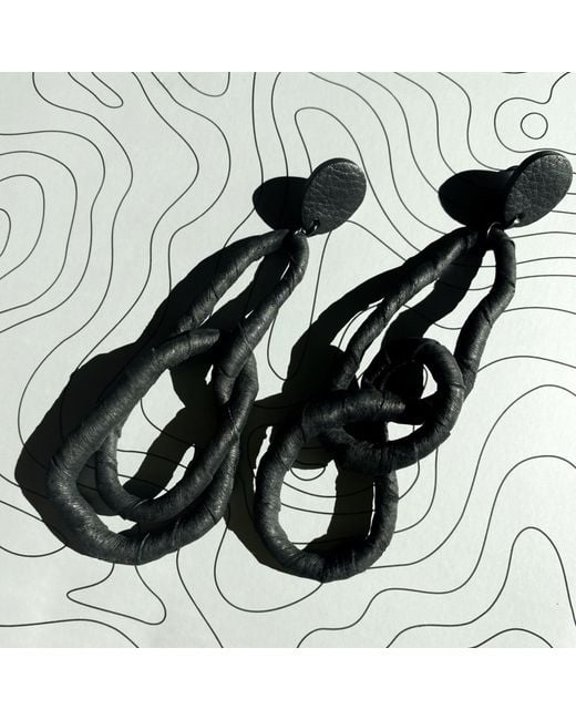 WAIWAI Black Flexi Dangle Earrings