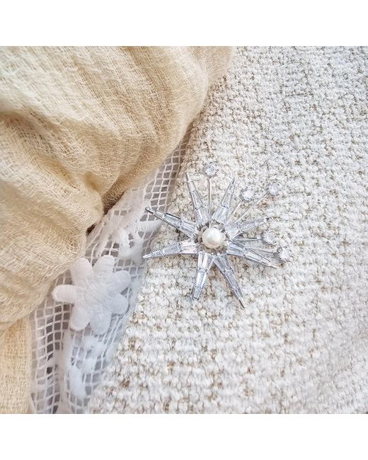 Farra Metallic Pearl Setting Star Shaped Brooch