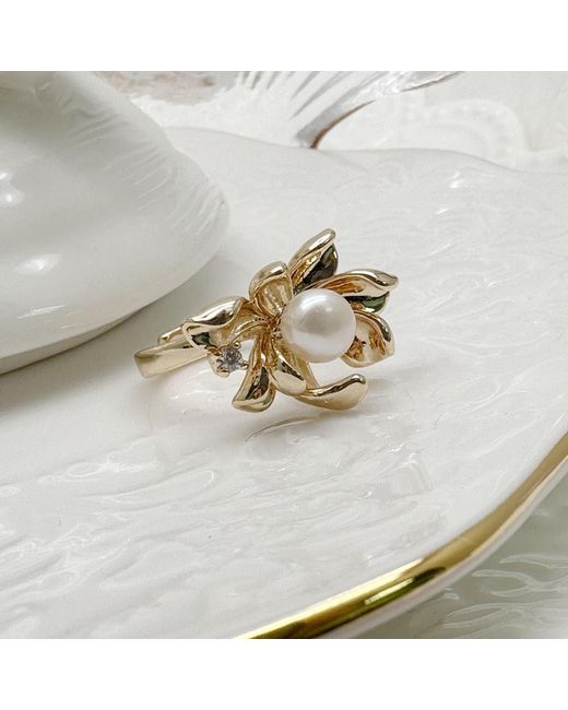 Farra Metallic Flower Setting With Freshwater Pearls Ring