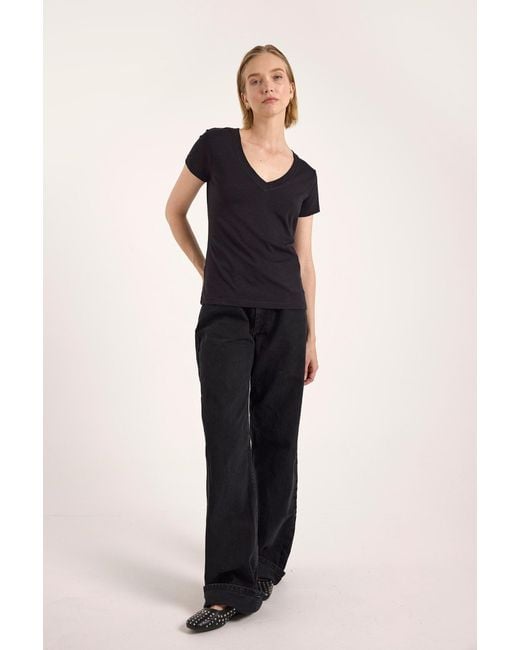 Brodie Cashmere Black Relaxed Fit V Neck Tee