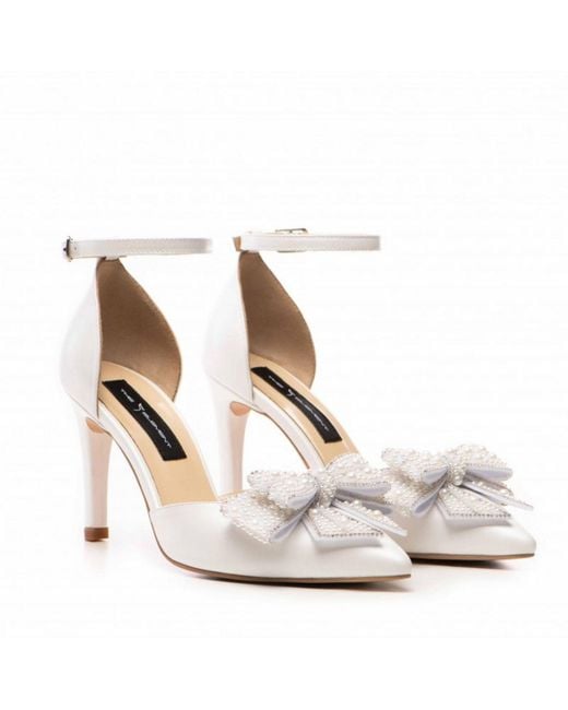 The 5Th Element White Pumps