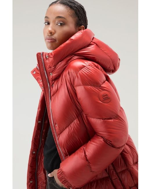 Woolrich Aliquippa Long Down Jacket In Glossy Nylon in Red | Lyst