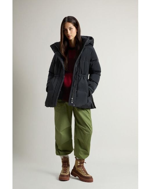Woolrich Alsea-Donsjack Van Elastisch Nylon Met Afneembare Capuchon Zwart Grootte in het Green