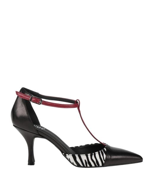 Ovyè Black Pumps