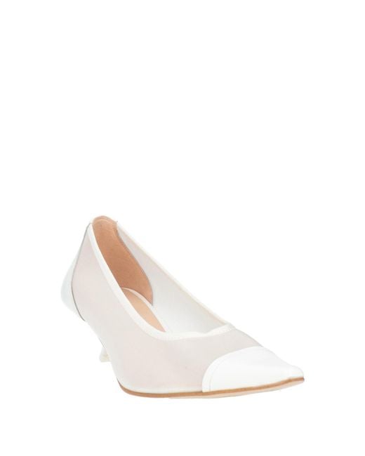 Zinda White Pumps