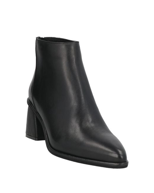 Ovyè Black Ankle Boots