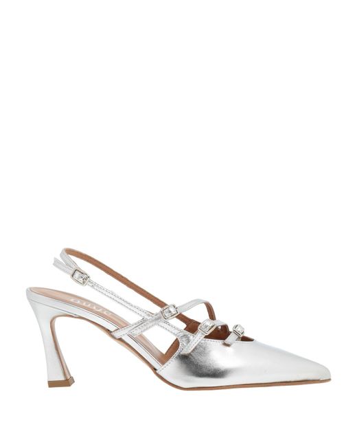 Ovyè White Pumps