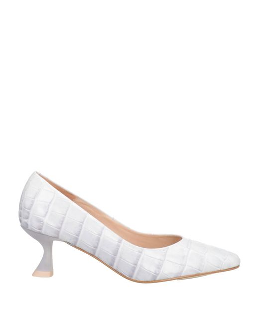 Zinda White Pumps