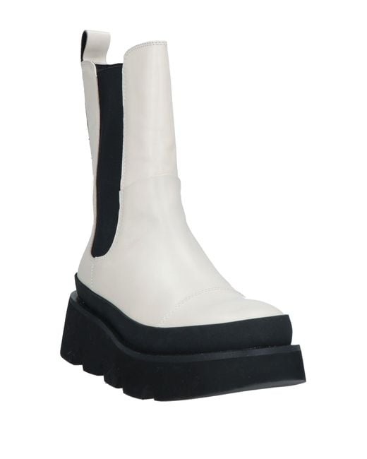 Emanuélle Vee White Ankle Boots
