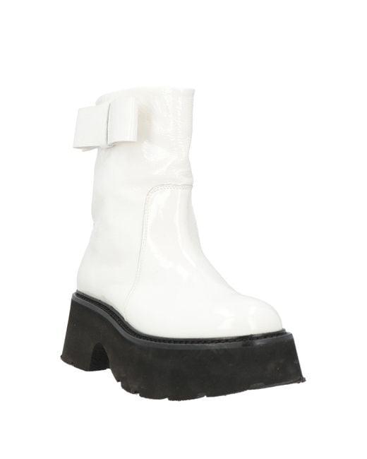 N°21 White Stiefelette