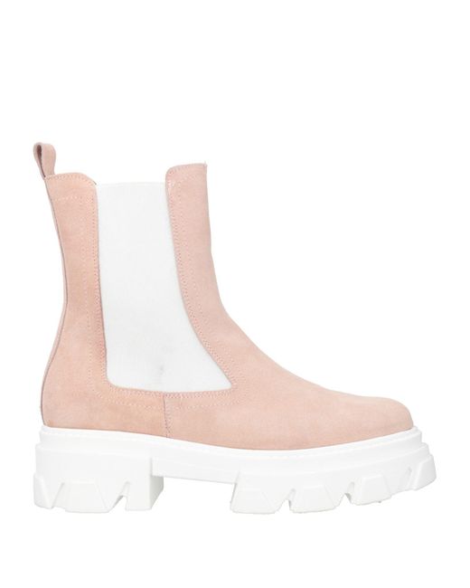 Lea-gu White Ankle Boots