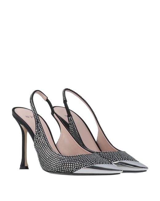 N°21 White Pumps
