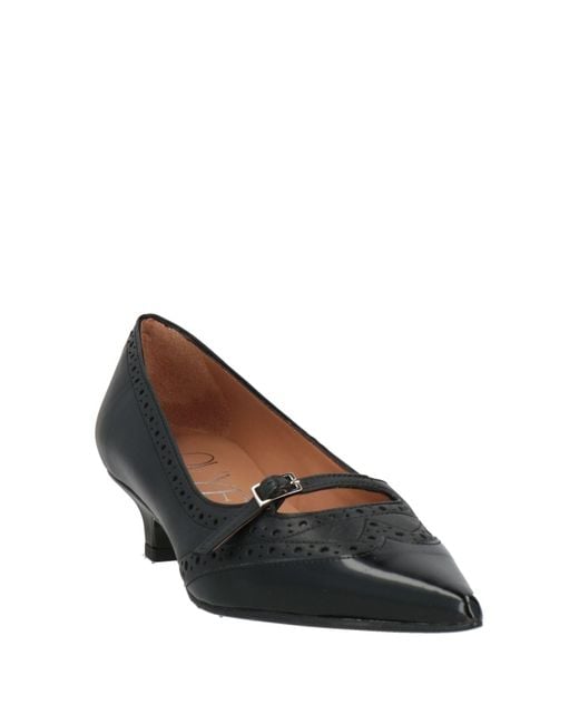 Ovyè Black Pumps