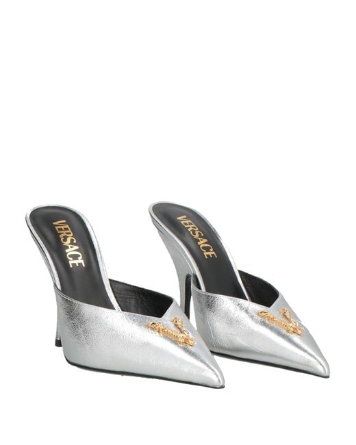 Mules & Zoccoli di Versace in Metallic