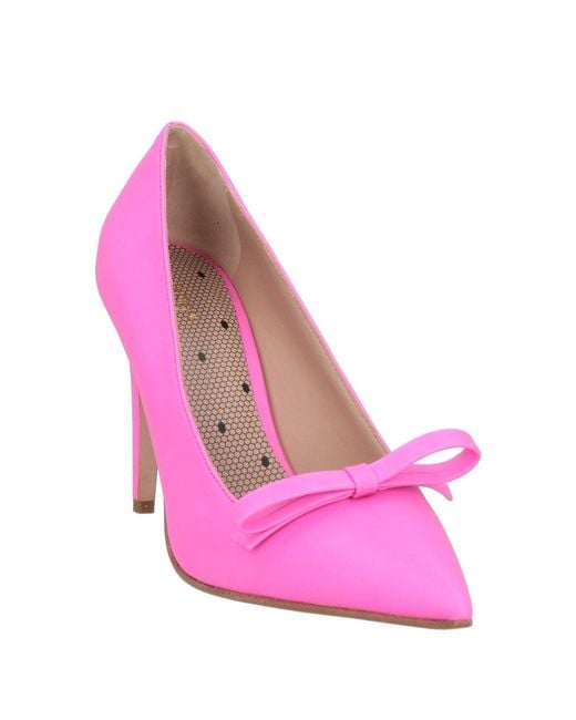 Red(v) Pink Pumps