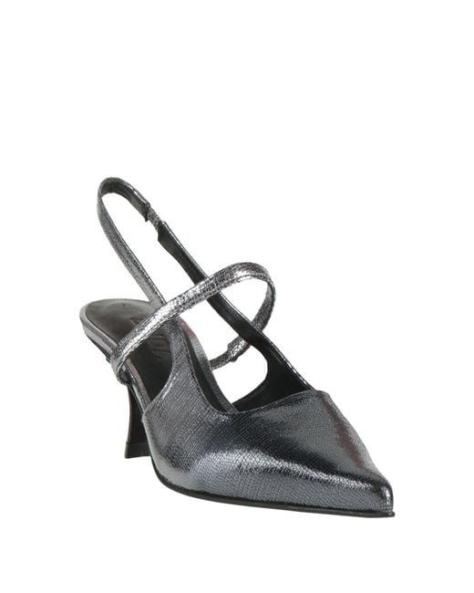Zinda White Pumps