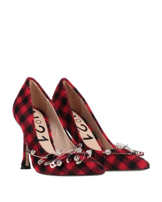 N°21 Red Pumps