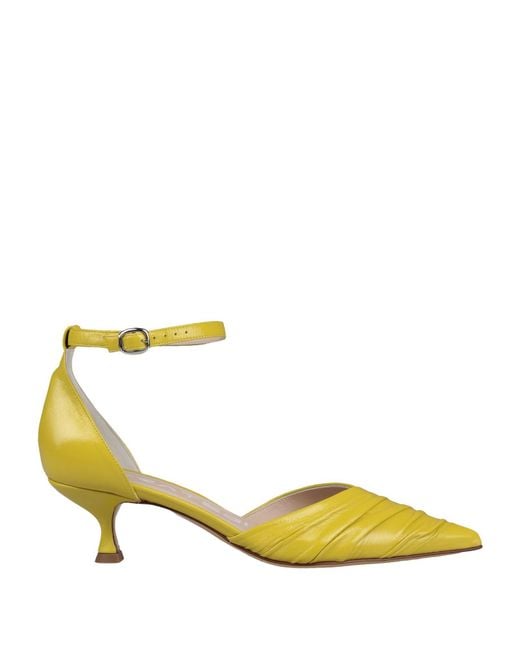 Strategia Yellow Pumps