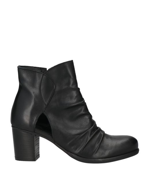 Lea-gu Black Ankle Boots