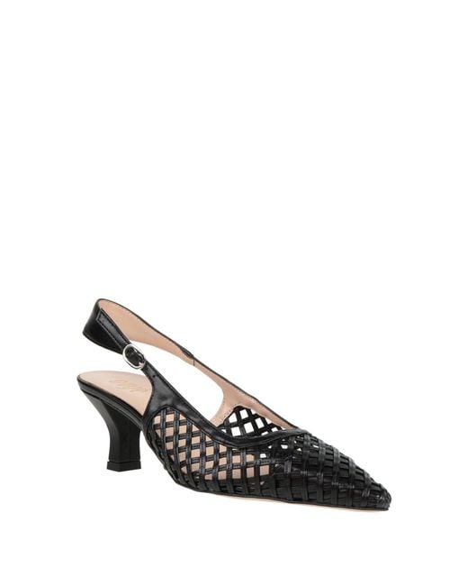 Ovyè Black Pumps